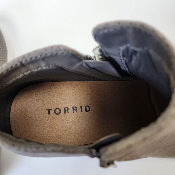 TORRID WOMEN'S PERFORATED WEDGE SNEAKER SIZE 7W GRAY - Picture 3 of 9